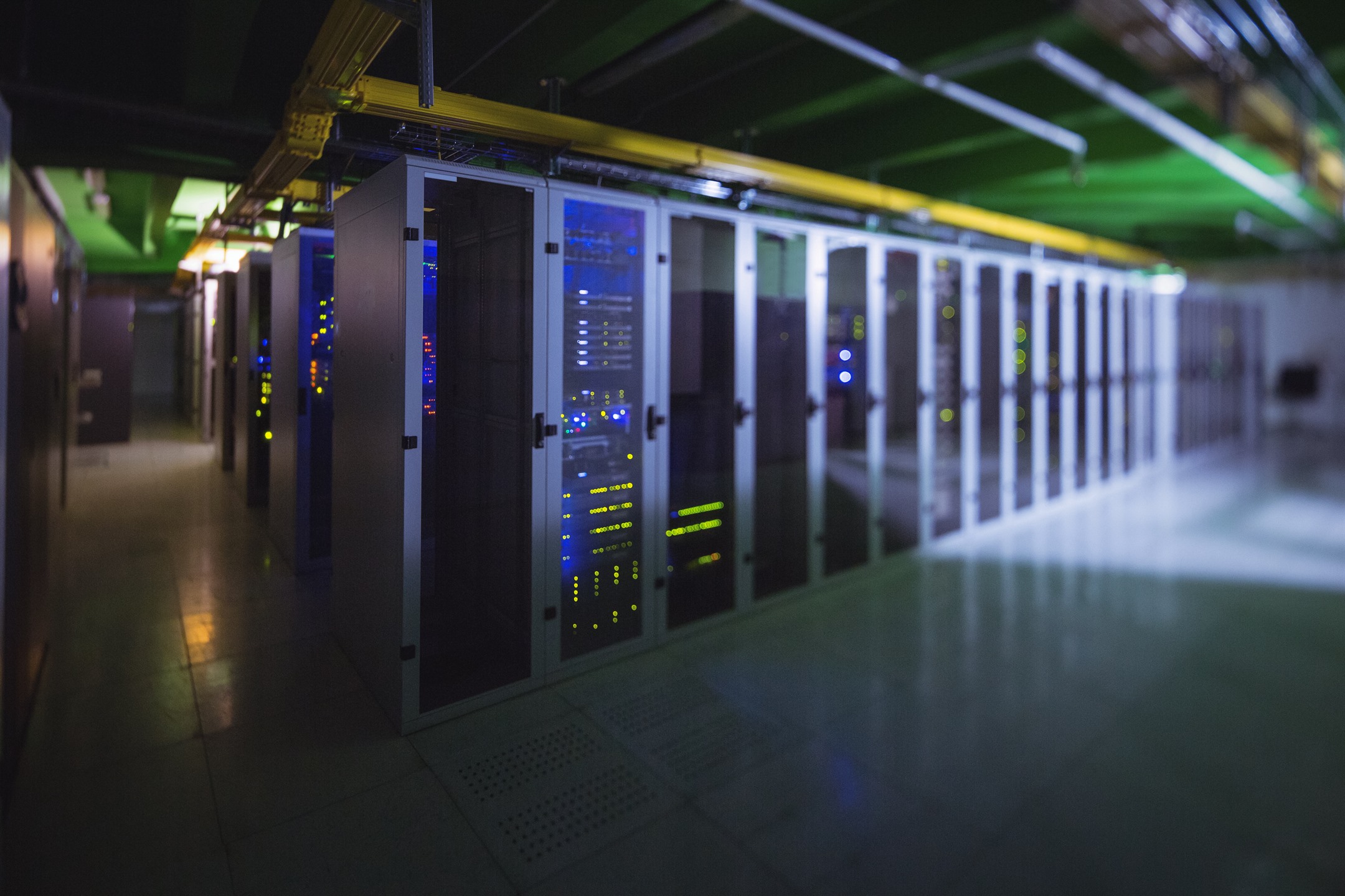 Equipos y sistemas UPS en centro de datos